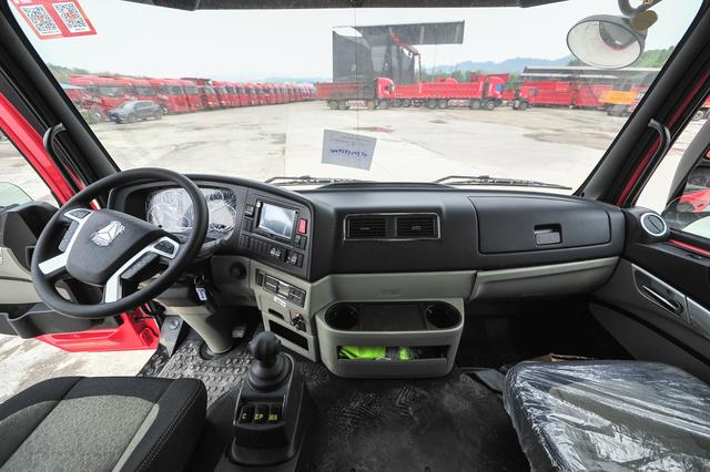 (高清大图)近距离了解豪沃n5g 6米8 10挡amt250马力六缸机车型