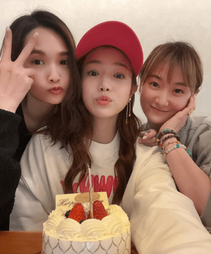 陈妍希与杨丞琳合照展示姐妹情深,温暖甜蜜的依靠