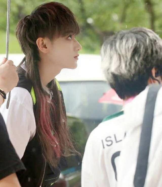 烟瘾犯了!黄子韬录节目不停吸烟,一细节却被赞:有教养