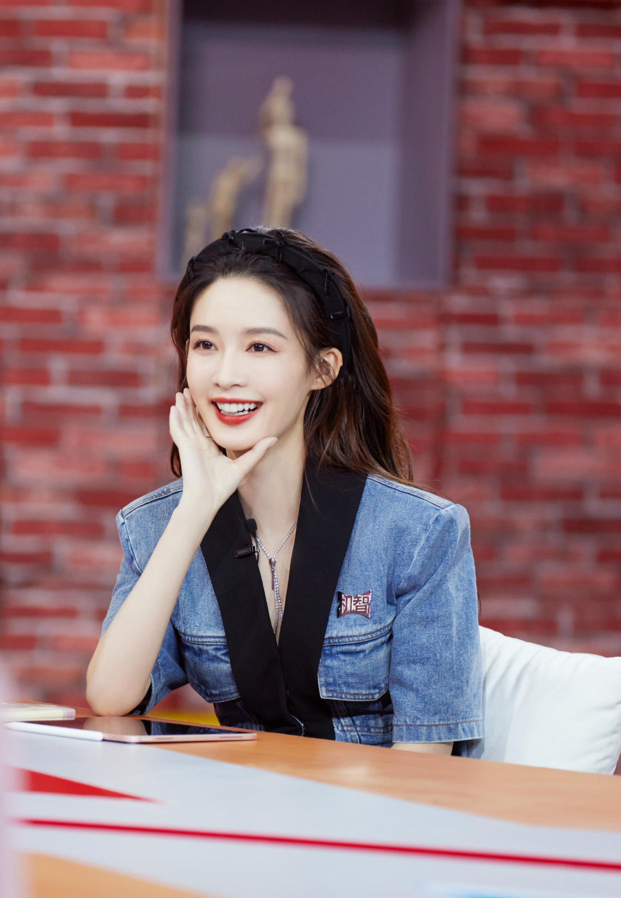 李沁好懂"抓住直男的心",穿牛仔短裙录恋爱综艺,配过膝靴真飒