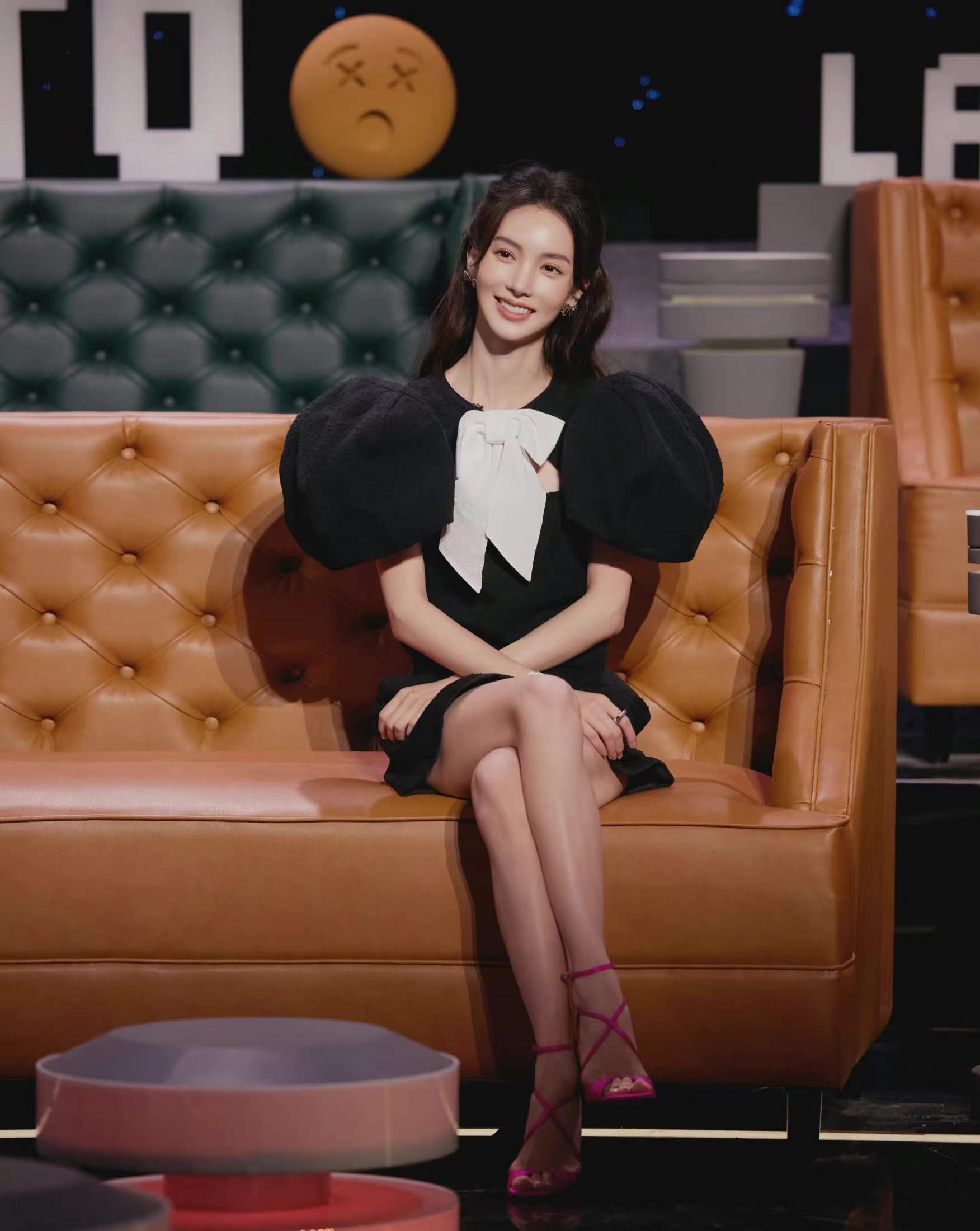 金晨不愧百变女王,"千金裙" 高跟鞋混搭御姐甜妹风,太辣了