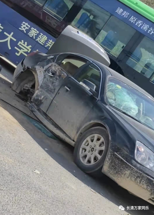 长清城南杨庄中学路口处发生一起交通事故,一辆面包车跟一辆黑色轿车