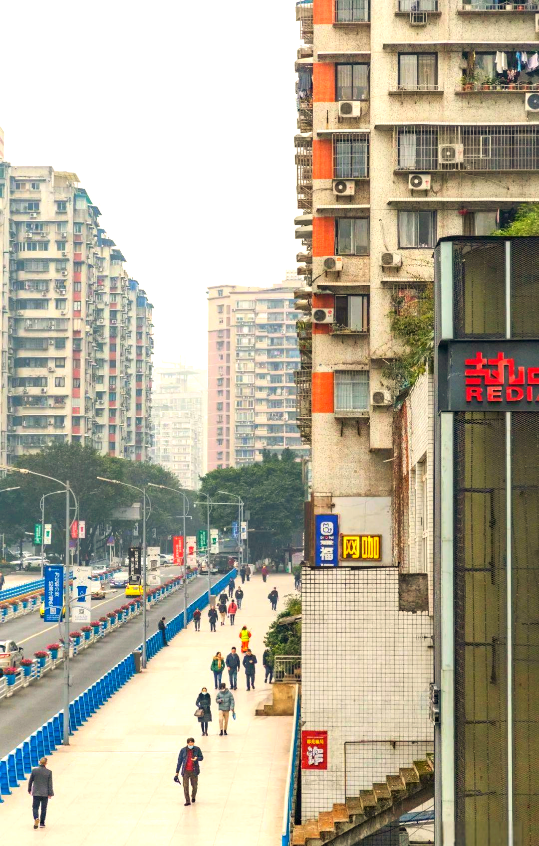 尽管加州花园小区受益于地理位置的优越性,吸引了众多游客和网红店铺