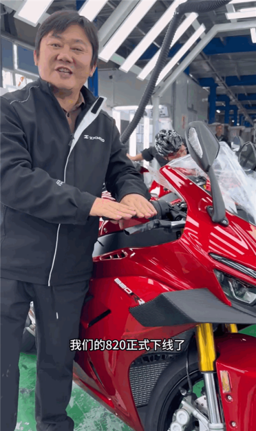 中国首款WSBK冠军摩托车！张雪820RR正式量产下线