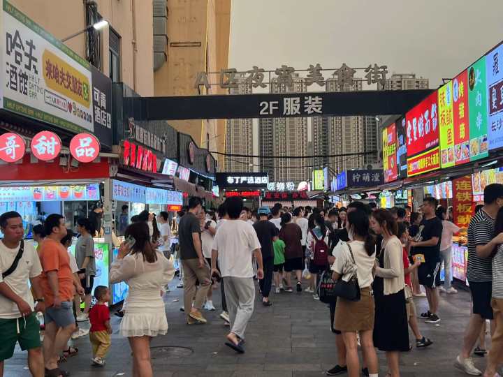 她卖烤猪蹄一天能卖到2万块,杭州夜宵天花板"啦喜街"的深夜在发生什么