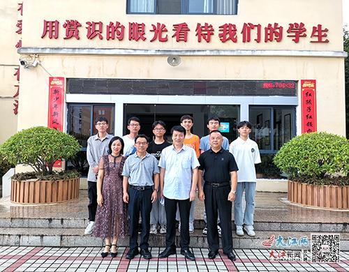 赣州师范高等专科学校领导赴安远县东江源小学回访实习教师