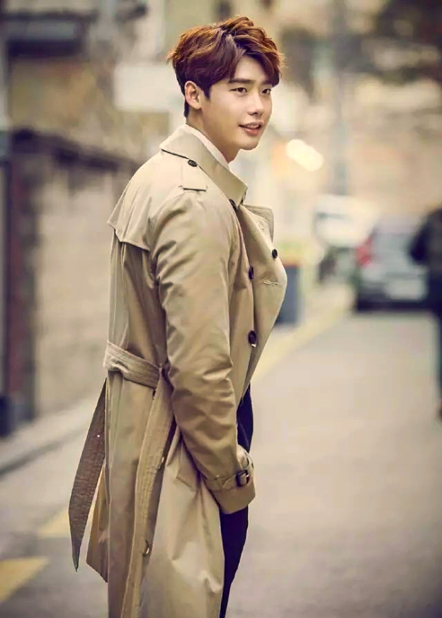 李钟硕的中分魅力近期,中分发型成为了颜值评选的热门话题,众多粉丝