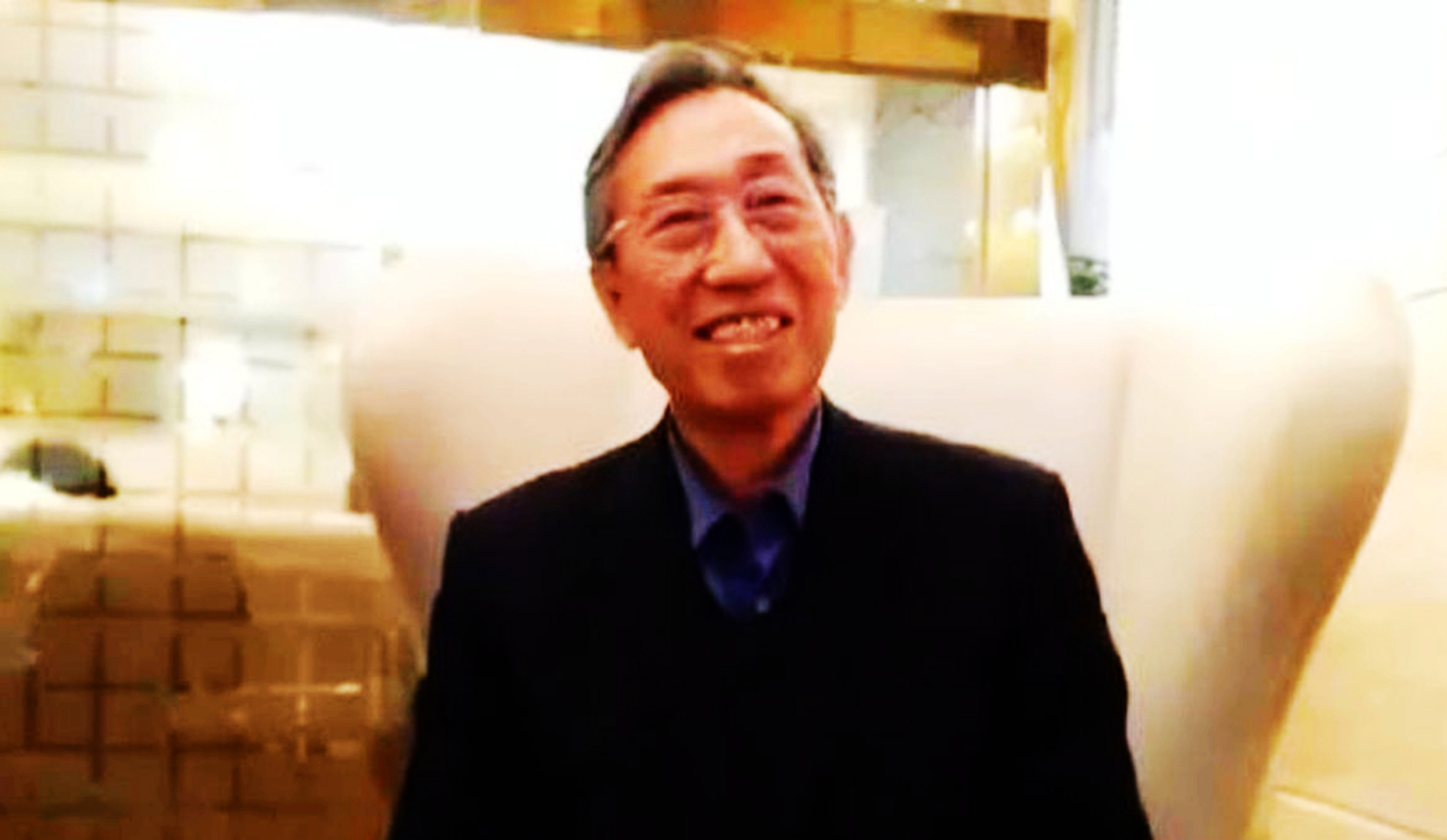 袁克勤知道历史书,知道日本在战争中犯下了很多罪行,但他始终捍卫