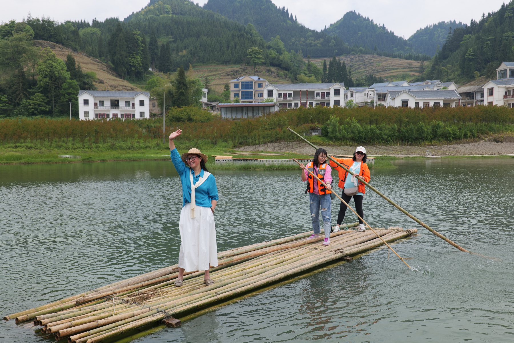 云南威信麟凤镇:整合资源 乡村旅游火起来