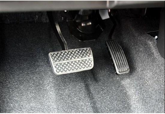 在自动挡汽车的构造中,刹车踏板常被设置在左侧,这与手动挡车型的设计