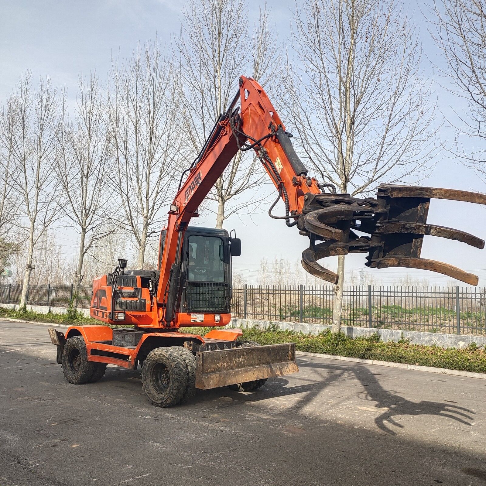 个人急售雷道95抓木机 二手轮挖 二手夹木机