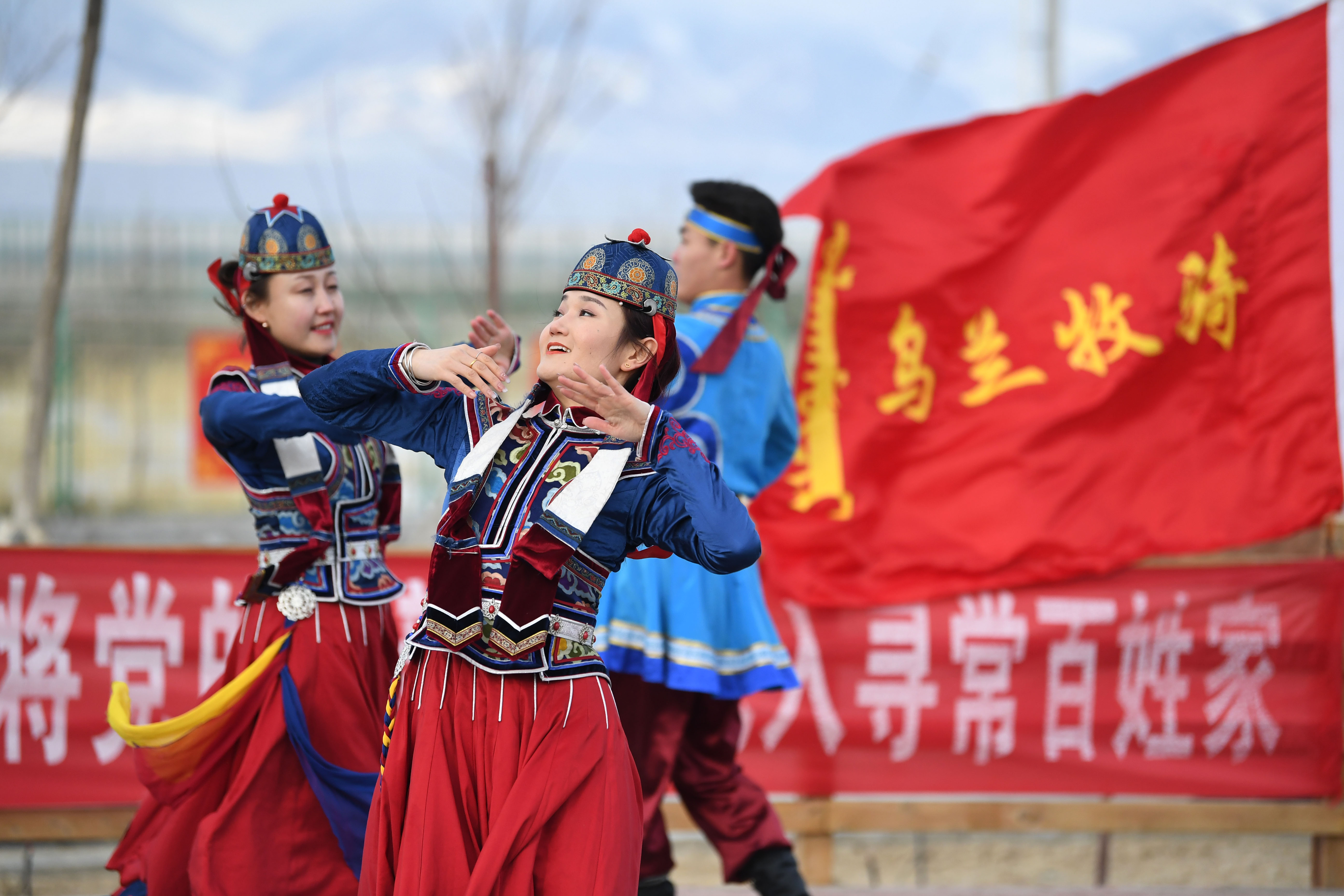 马背上面迎新春 乌兰牧骑走基层