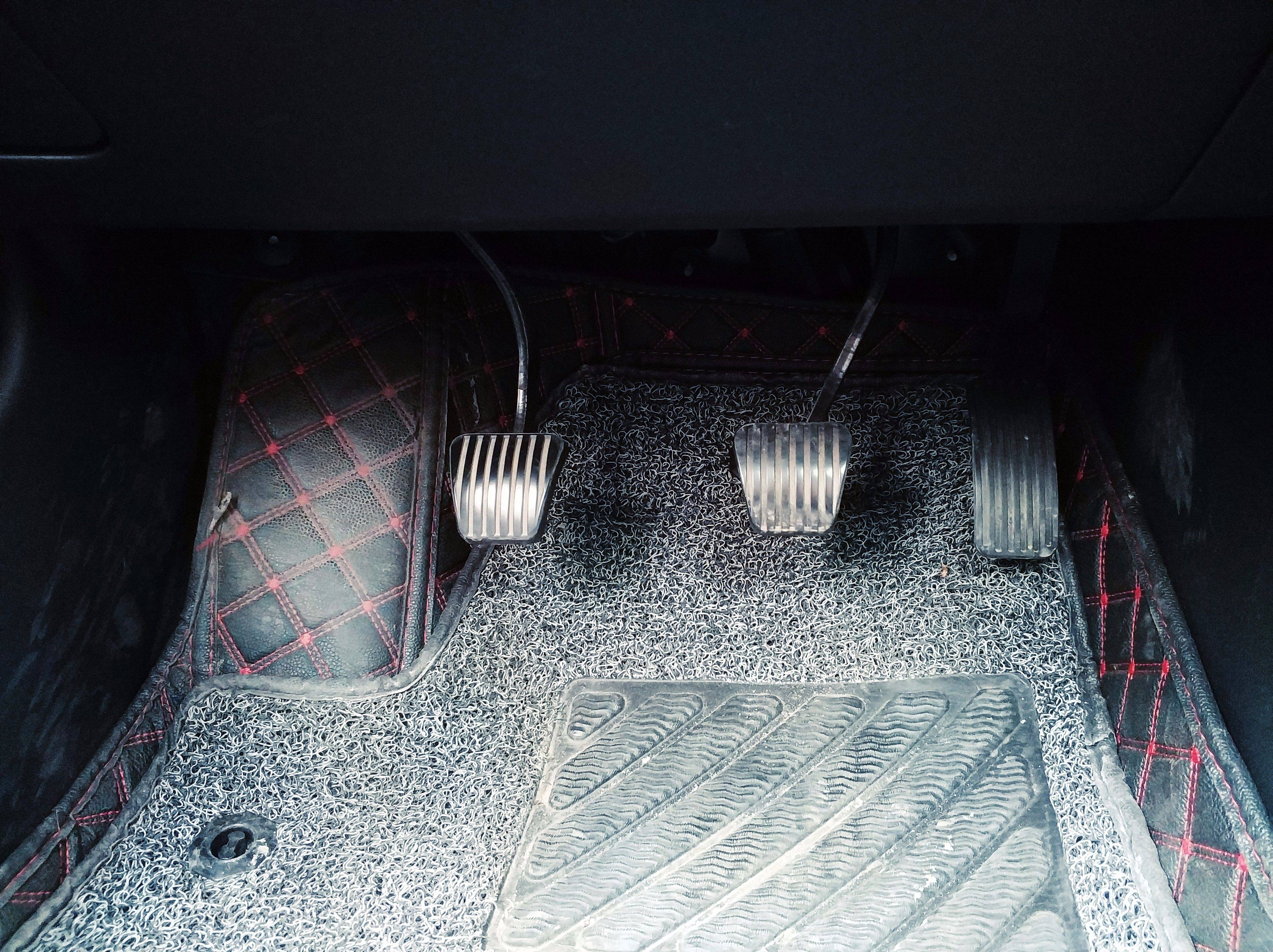 在驾驶手动挡车辆时,若在踩下油门踏板后释放,通常可能引发以下一些