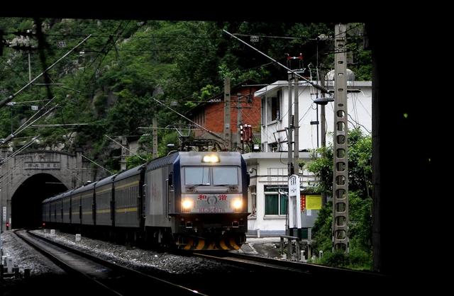 成昆铁路之长河坝火车站,被绝壁包围的隧道车站