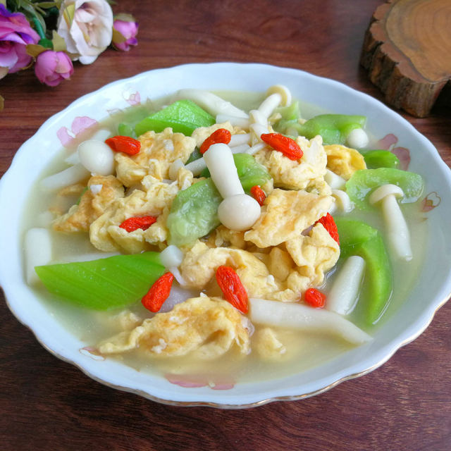 丝瓜鸡蛋菌菇汤,夏日的清淡美味营养汤