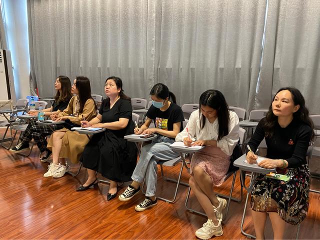 复调之花 绽在春夏——记九江一中音乐组教师李梦寒教学开放周展示课