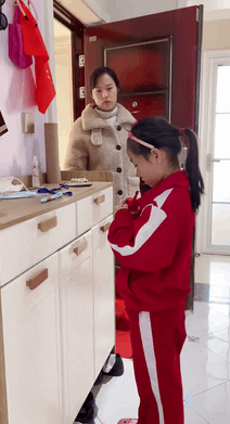 姑娘就算你手挡住,裤子上的东西还是被看到了啊!哈哈感受尴尬吧