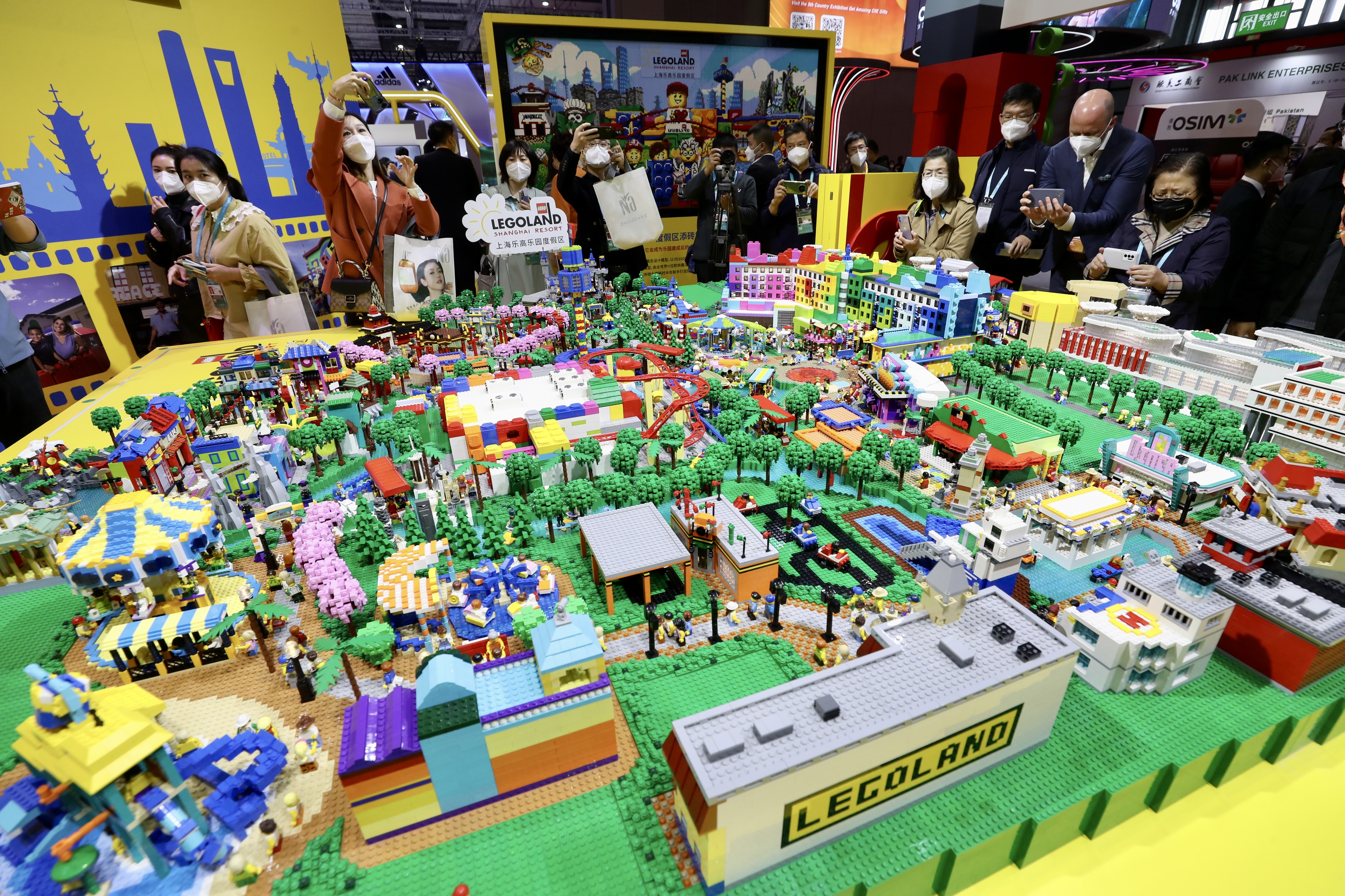 上海乐高乐园度假区模型首度亮相进博会