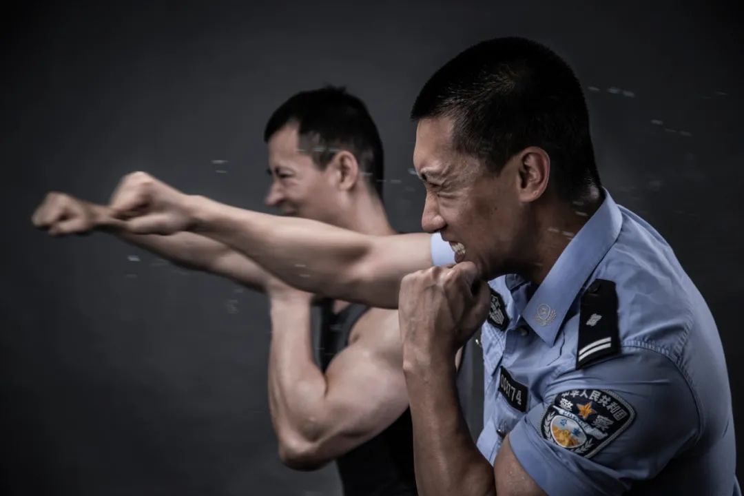 作品名称:旗帜向党 作品简介:本作品拍摄于登封任长霞同志先进事迹