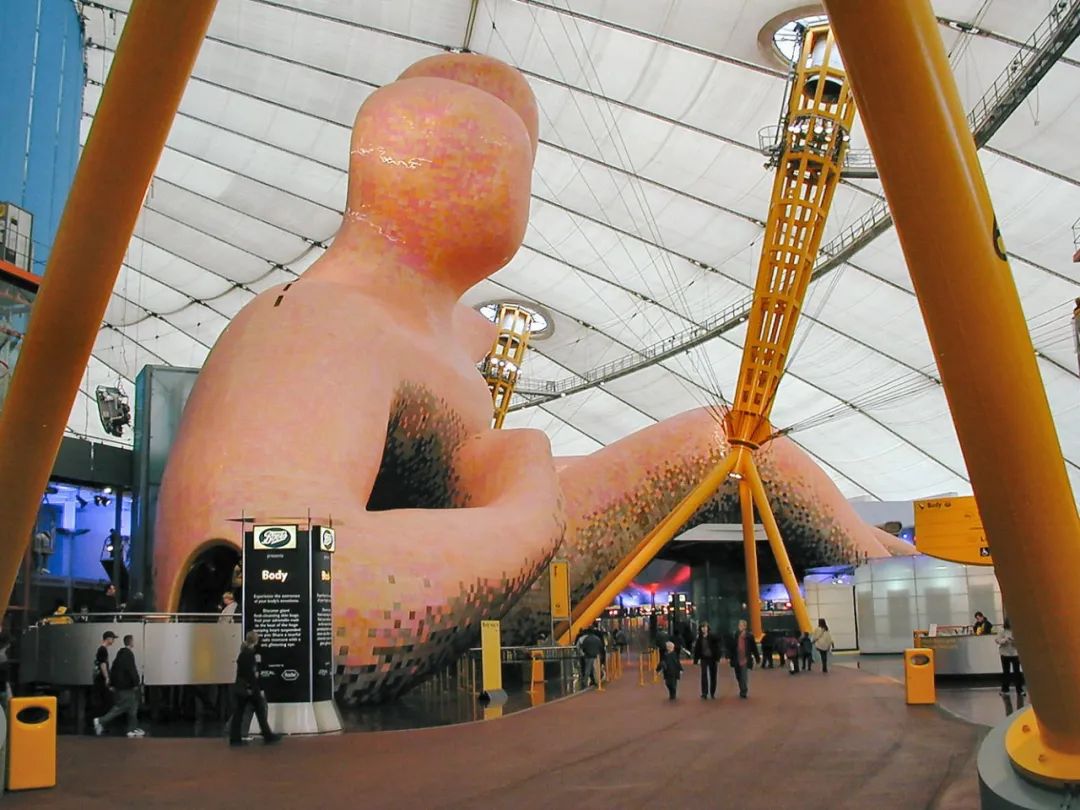 理查德·罗杰斯伦敦"千禧巨蛋"屋顶在尤尼斯风暴中被毁