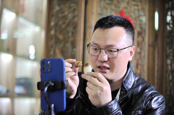 图片故事:"云上"鉴宝师