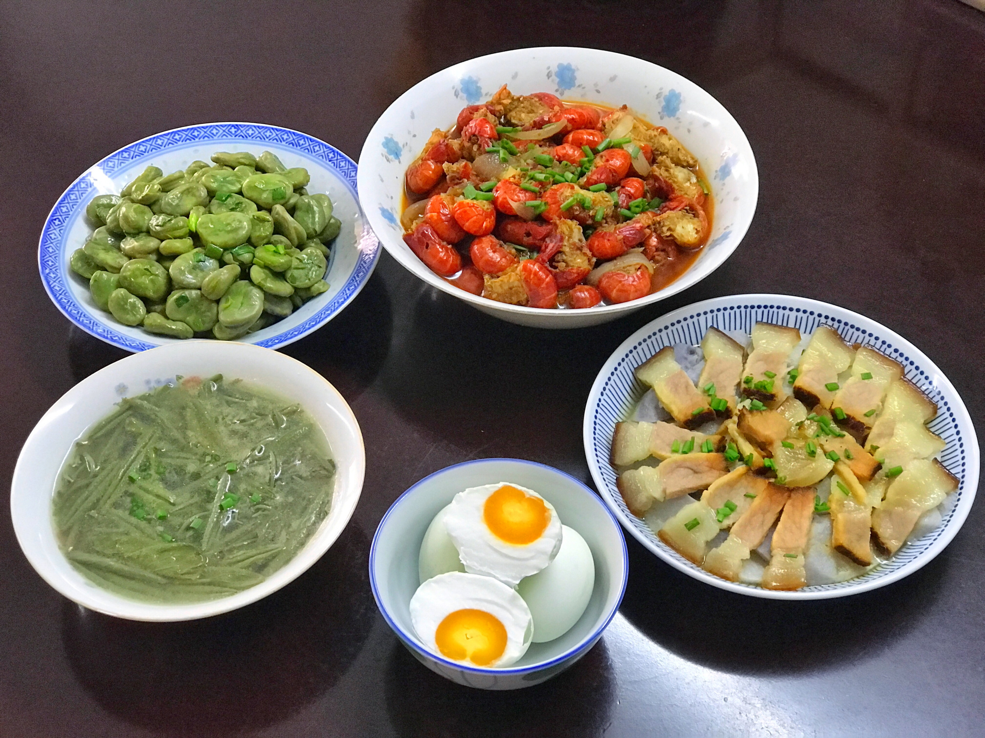 三口之家的晚餐,4菜1汤,夏天这样搭配,吃得舒坦,实惠又健康