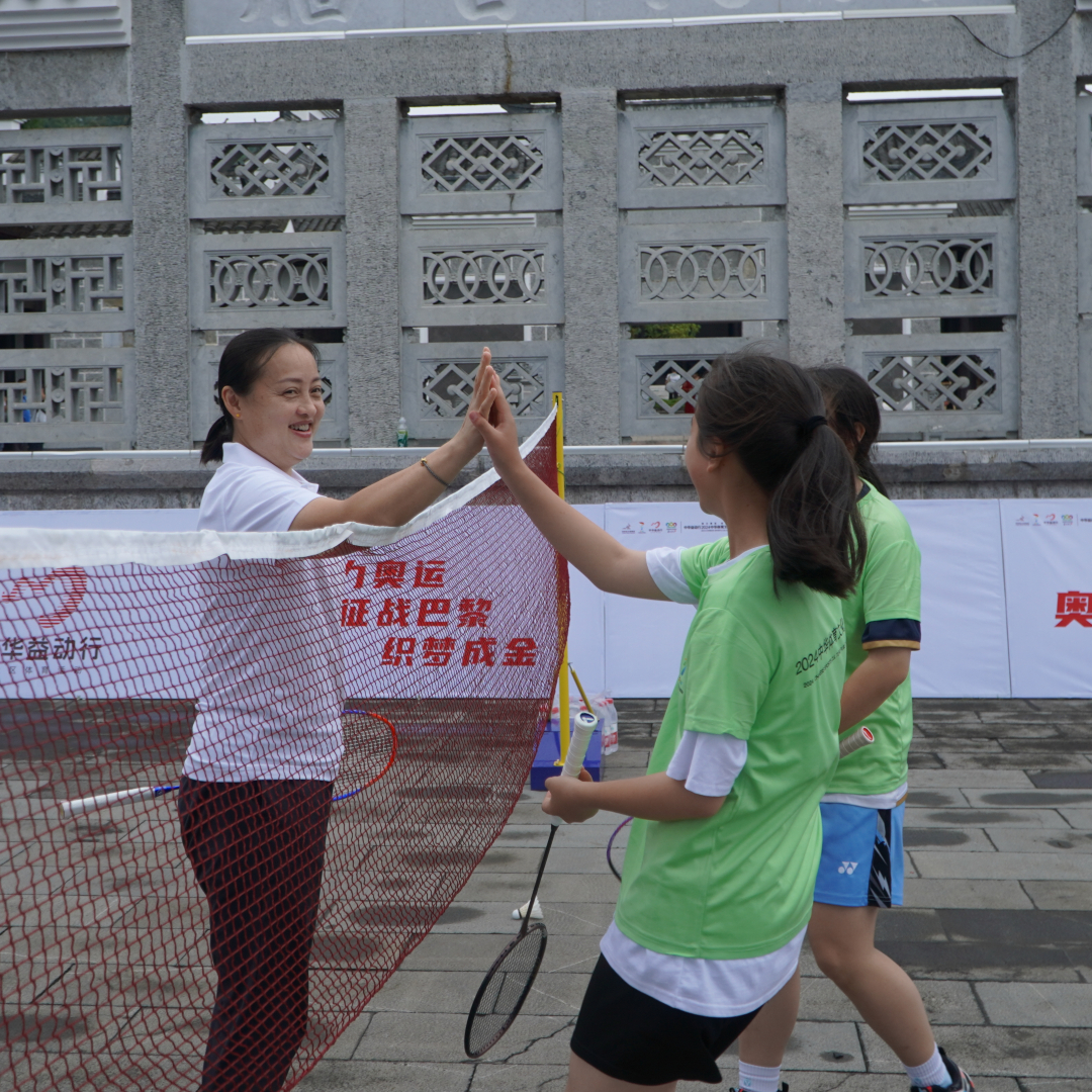 「天眼视频」奥运冠军龚智超在织金平远古镇与市民切磋球技