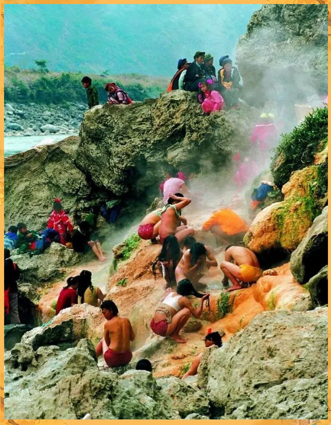 在怒江畔的温泉之地,傈僳族人因地制宜,在岩