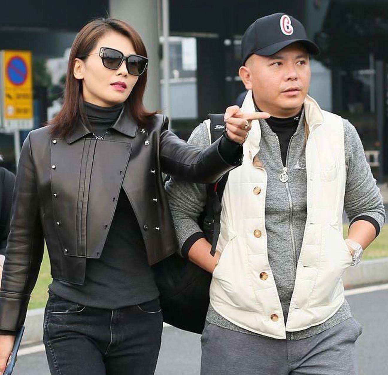 刘涛晒一家四口照片,她44岁韵味十足,王珂却像油腻大叔,宛如父女