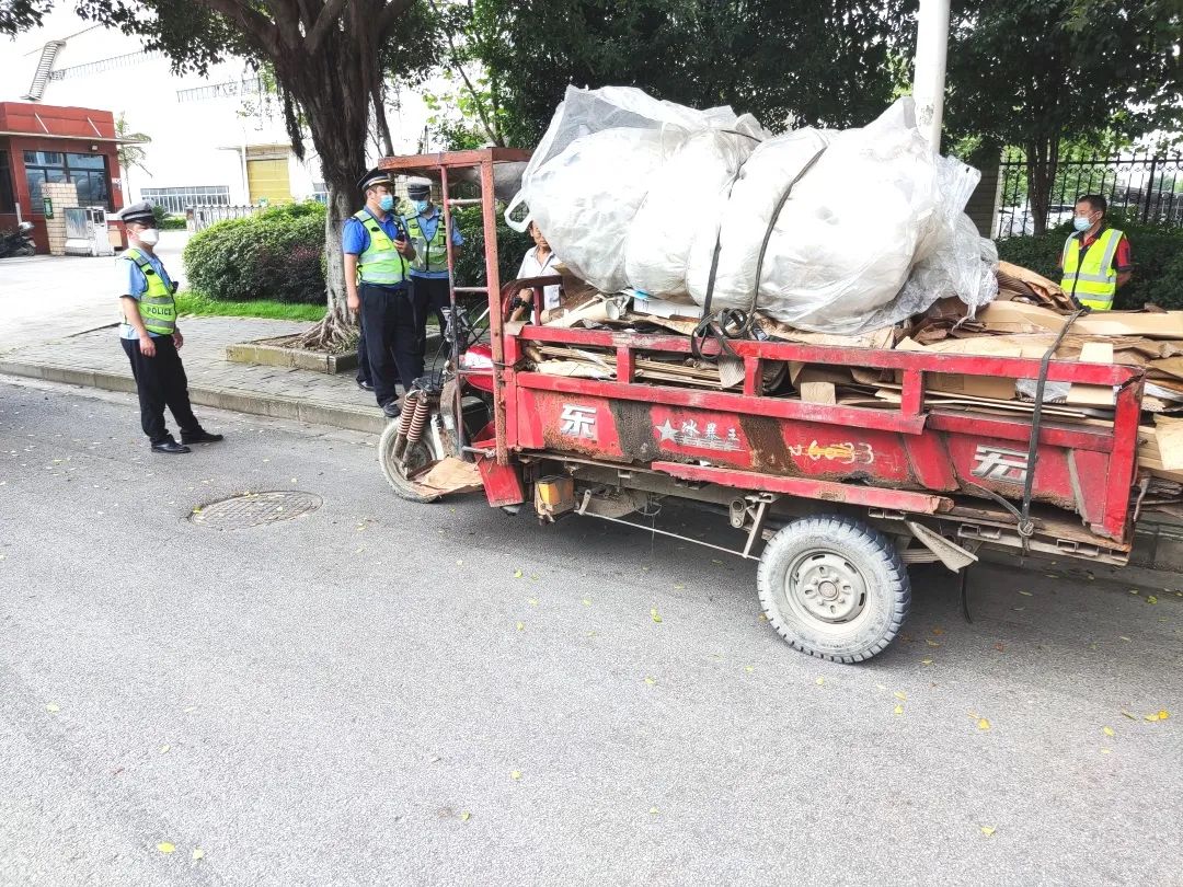 车主:报废三轮车装运废旧很正常,城管:报而不"废"很危险,查扣!