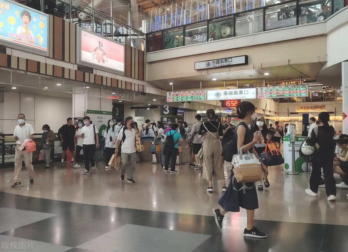 台湾迎来三天中秋连续假期,台湾高铁高雄左营站迎来大客流