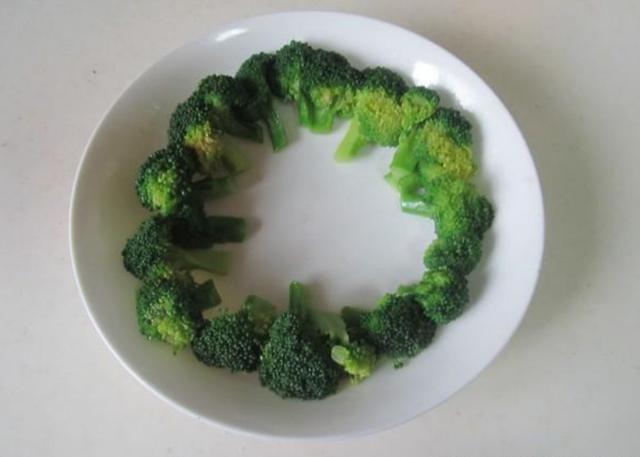 今天教大家一道营养美味的菜,鲍汁杏鲍菇