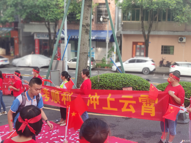 关注中考|"送考护安"两不误!番禺象达中学家长志愿者成为一道亮丽风景