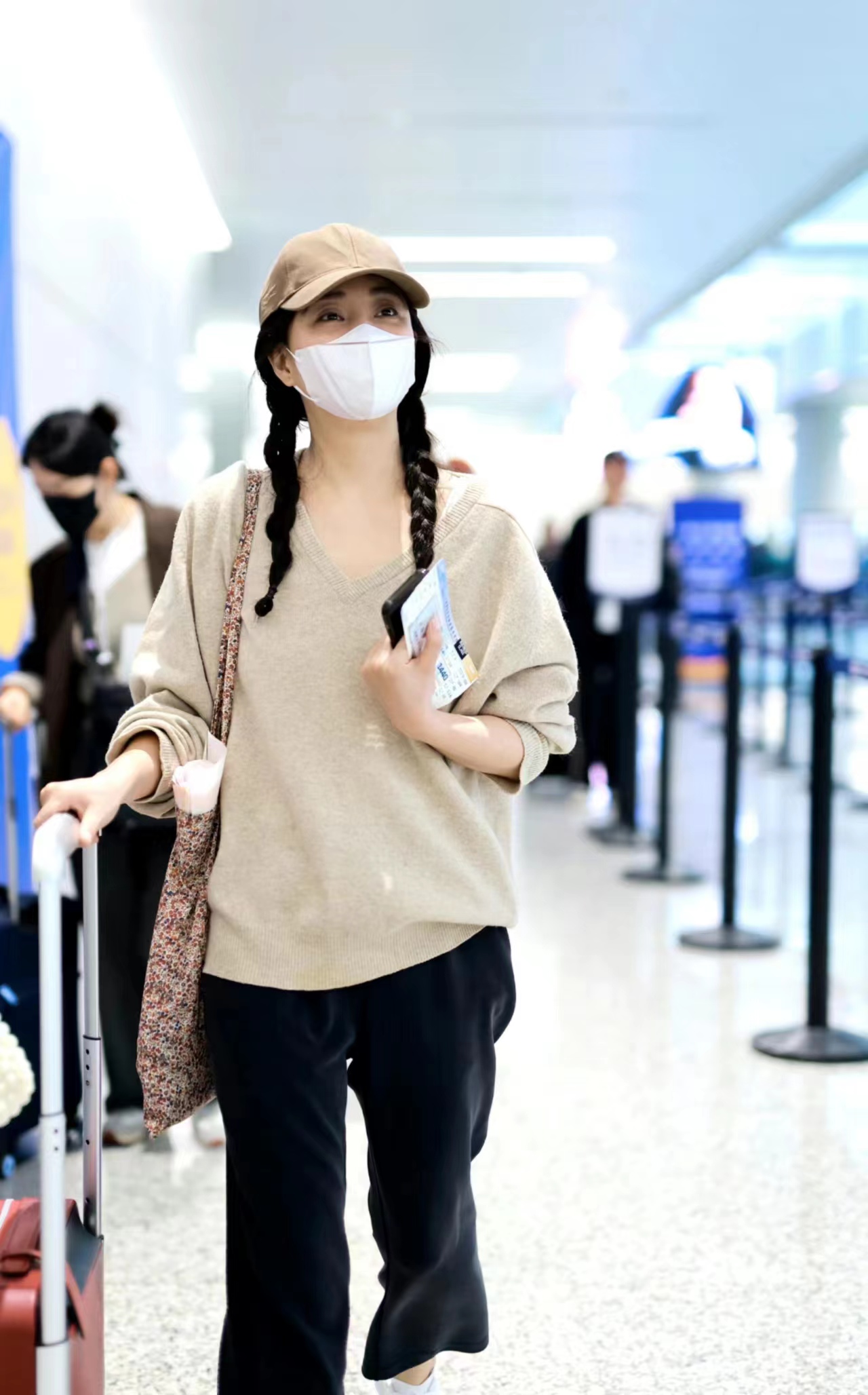 殷桃现身机场,v领针织衫搭配双麻花辫,简约随性又减龄!
