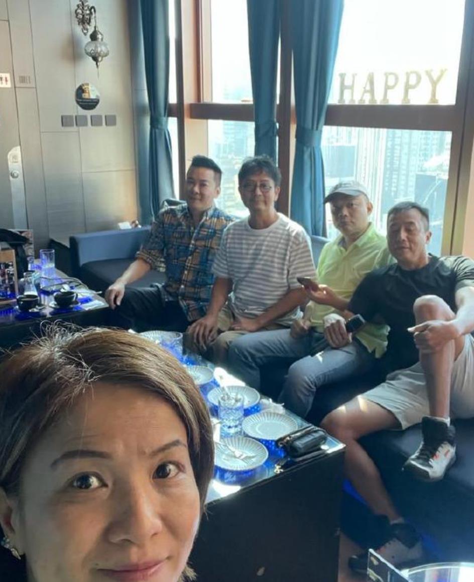 前tvb男艺人莫家尧罕见露面与好友相聚退圈继承家里生意买千万豪宅