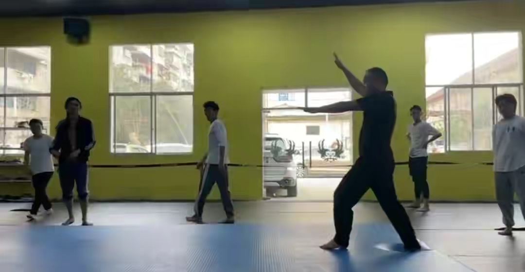 "体操王子"李宁现身教学!时隔32年再秀后空翻 网友:宝刀未老