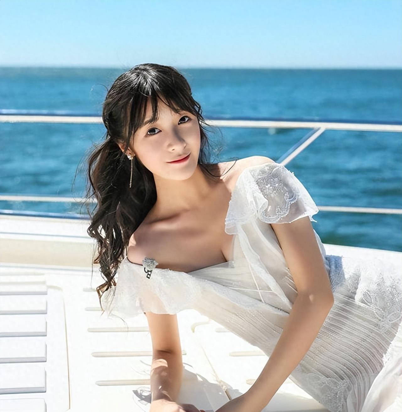 女明星大胆穿衣争议不断