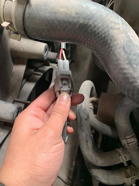 汽车水箱风扇为什么一个正常一个不转