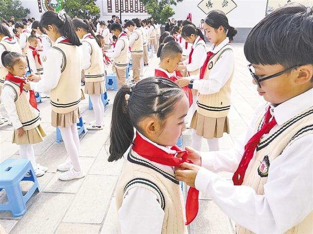 会泽县工农小学215名学生加入少先队