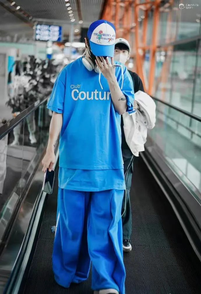 欧美趴倒是更有看头,坎爷不仅穿袜子上街梅开二度,还给老婆打扮(头上