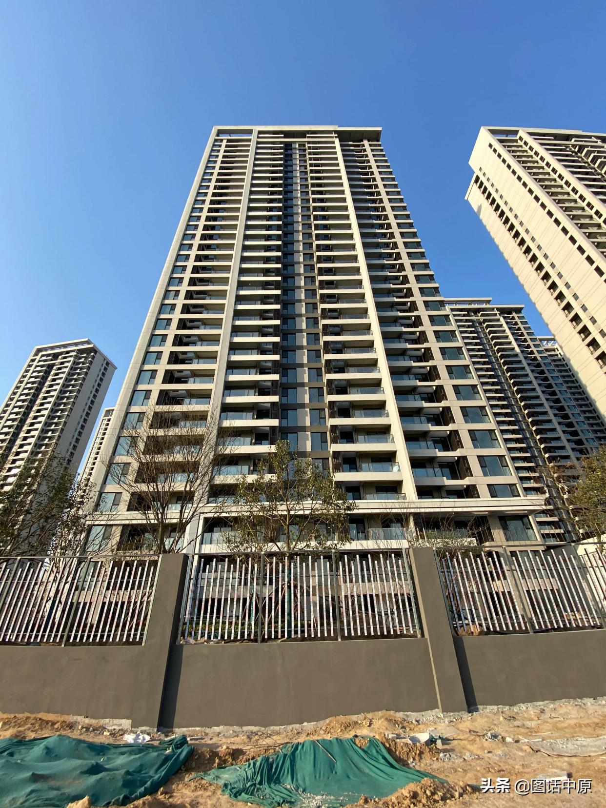 郑州永威城交付日期临近院里仍是土坑 网友:开发商不厚道