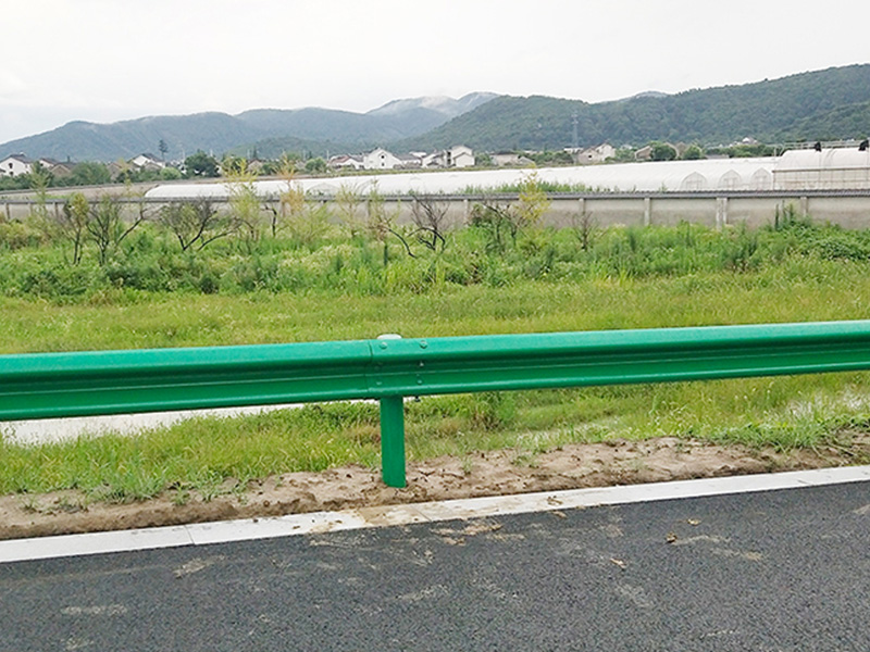 马路波形钢板护栏