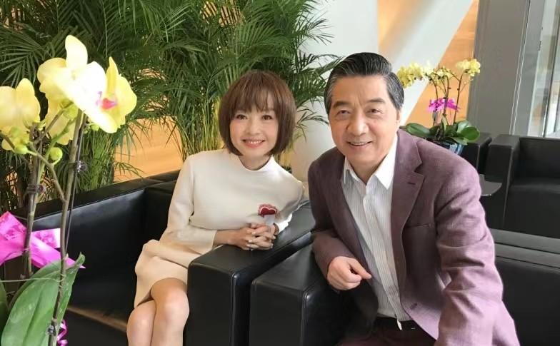 鲁豫现任老公的身份曝光,初恋的爱情故事引人回忆!