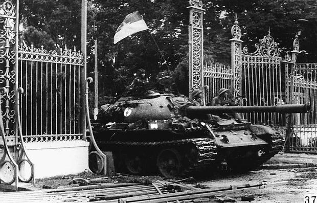 西贡陷落旧照:46年前的阿富汗撤离,南越人扎堆爬墙进美使馆逃离