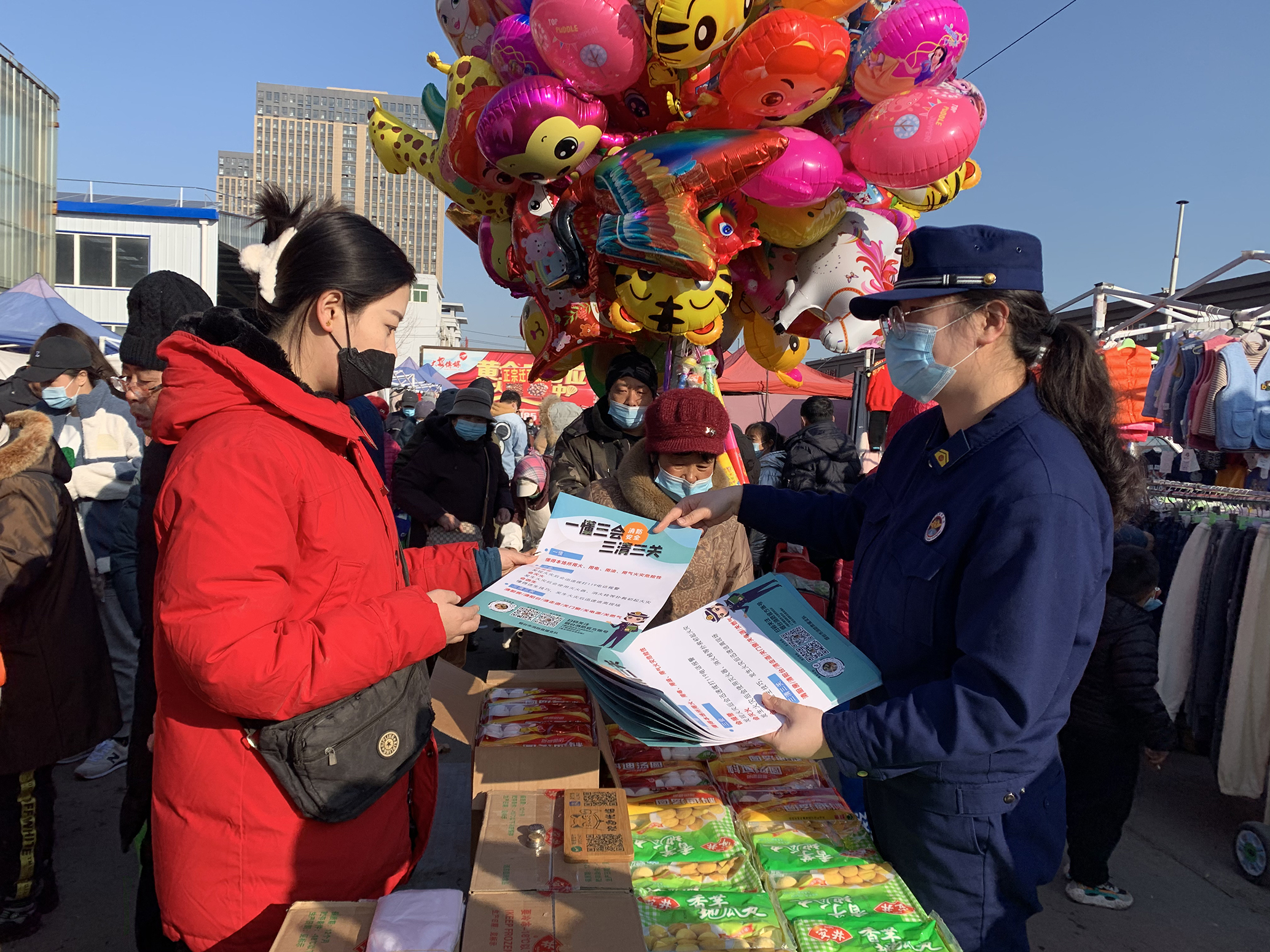 福山消防赶大集送万份"消防年历"增年味护平安