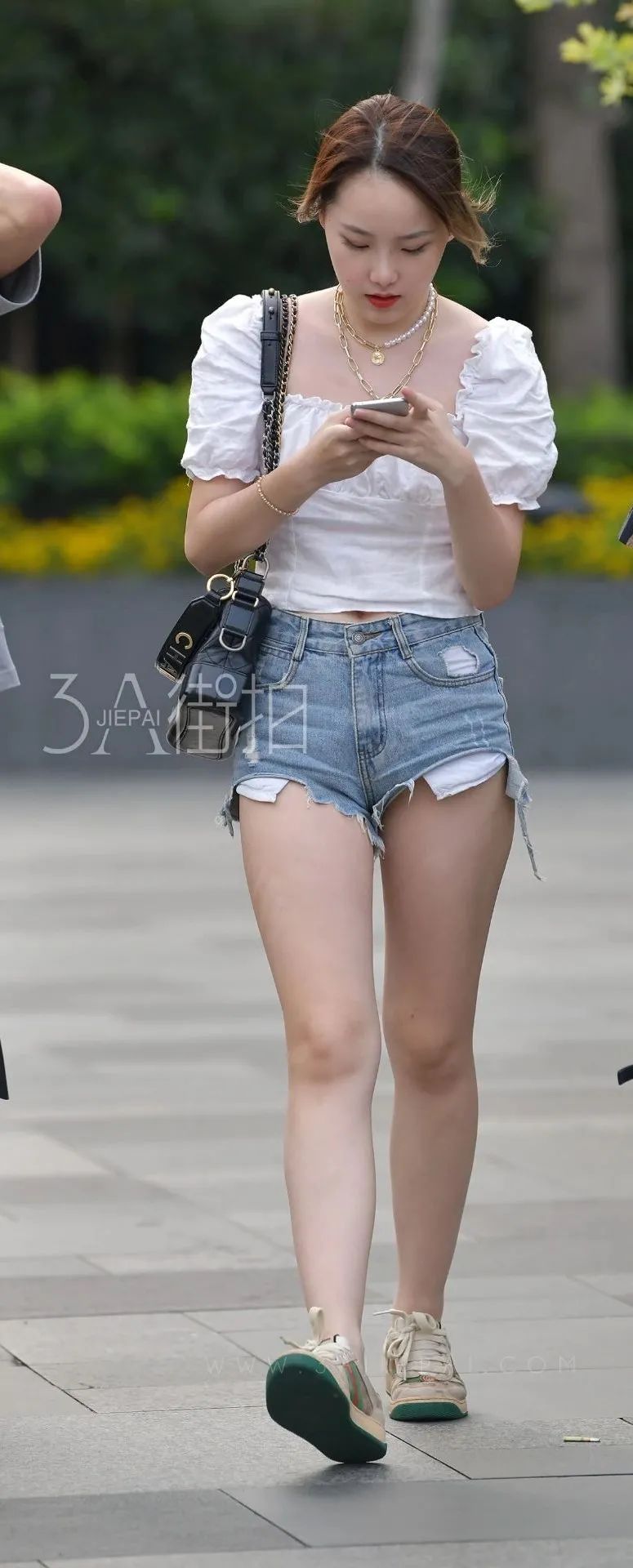 街拍:美女的真空运动装大胆个性,有种放荡不羁的感觉!