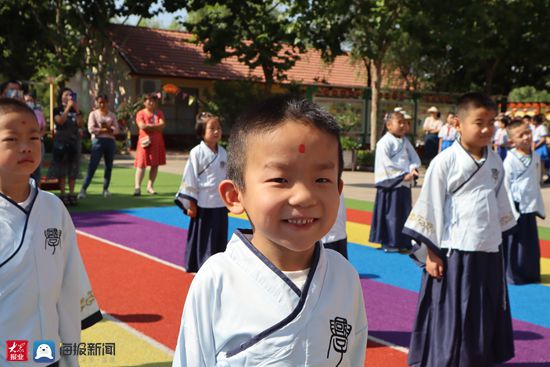 点朱砂,击鼓,行礼…东港区慧通小学举办开笔礼