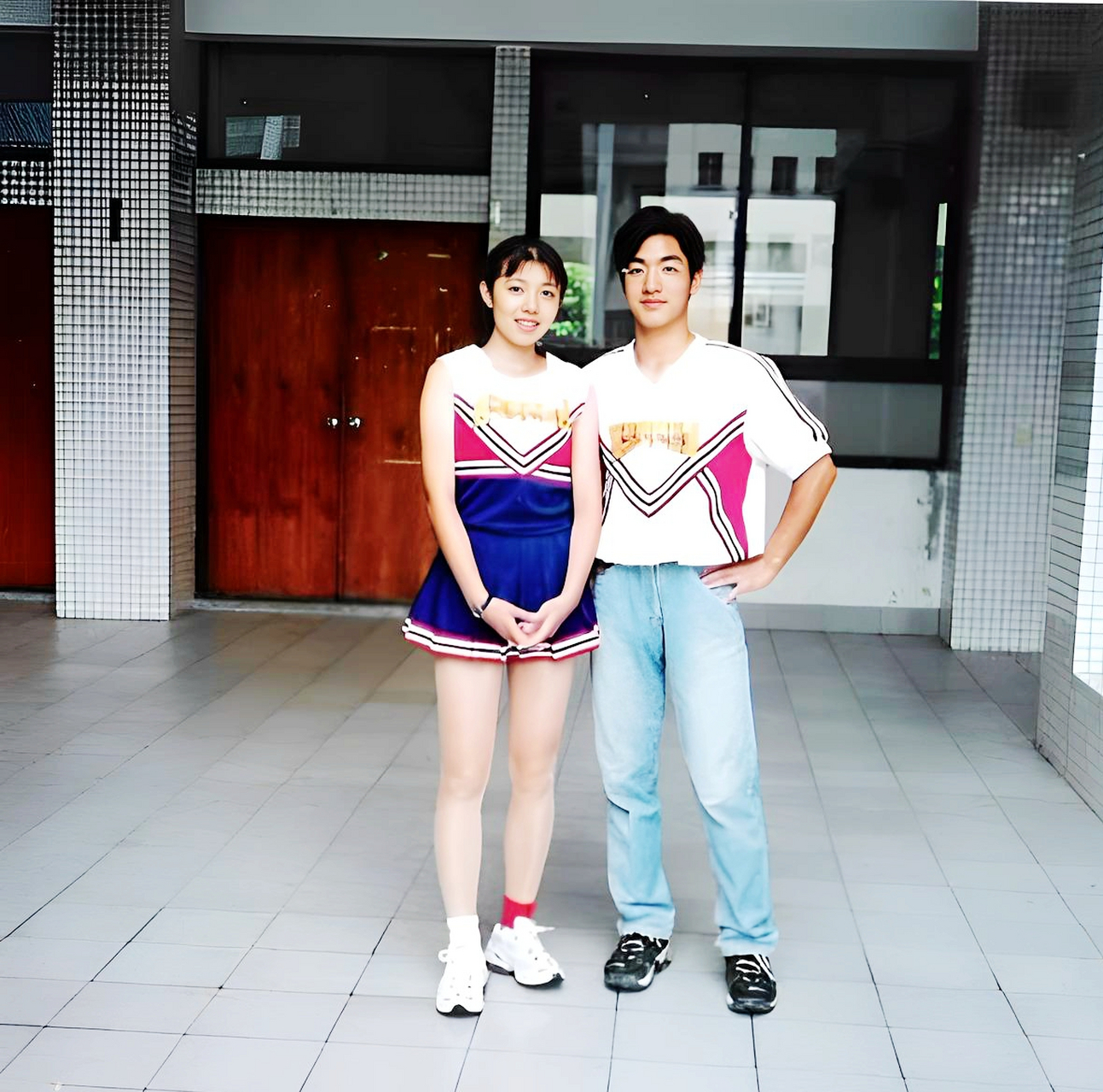 蒋万安大学时参加啦啦队比赛,还和姐姐石舫亘合影!