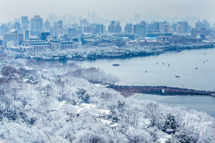 180126czq27 宝石山顶俯瞰“断桥残雪”。 记者 陈中秋 摄_调整大小.jpg