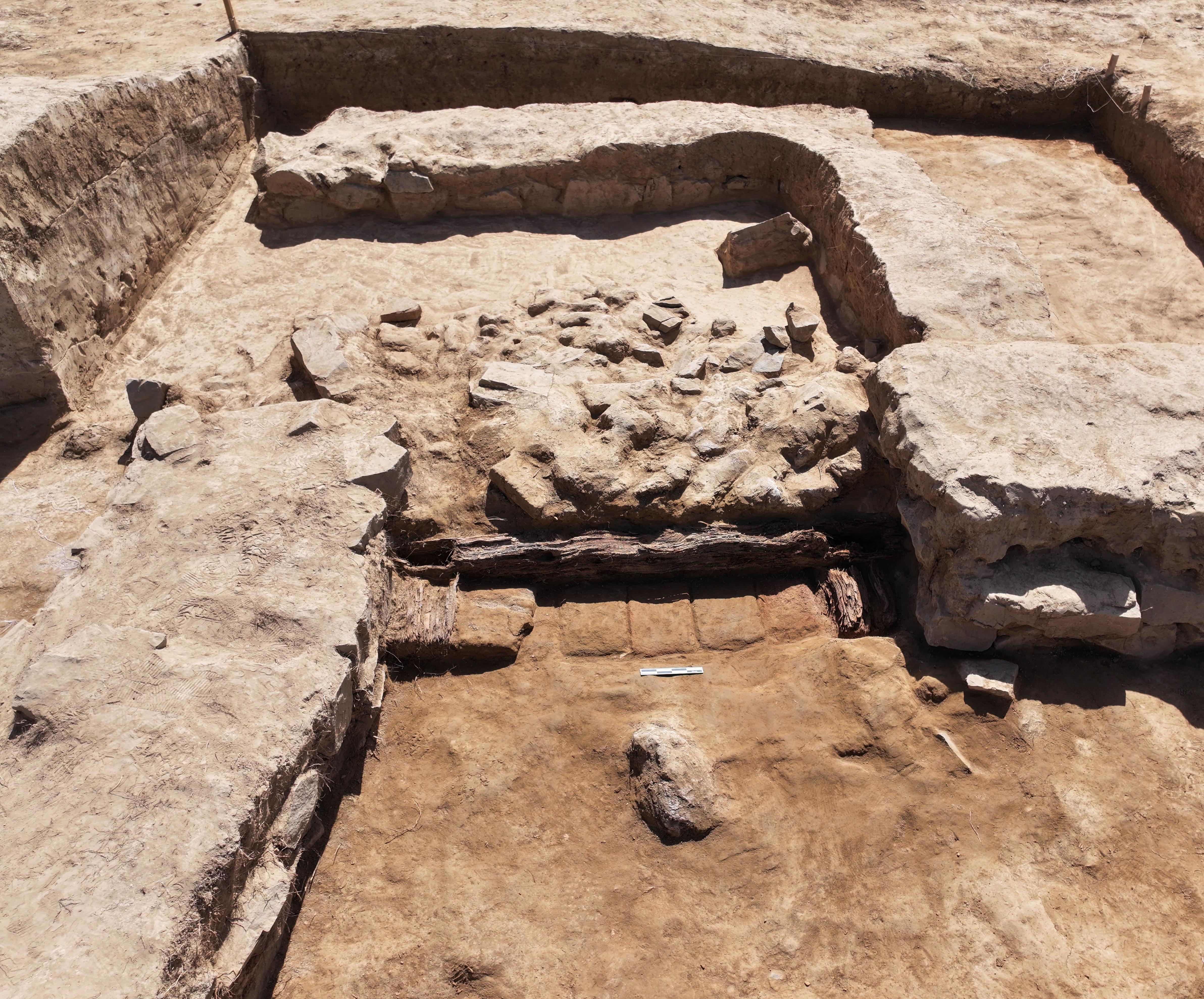 青海都兰热水墓群发现目前陵园规模最大墓葬